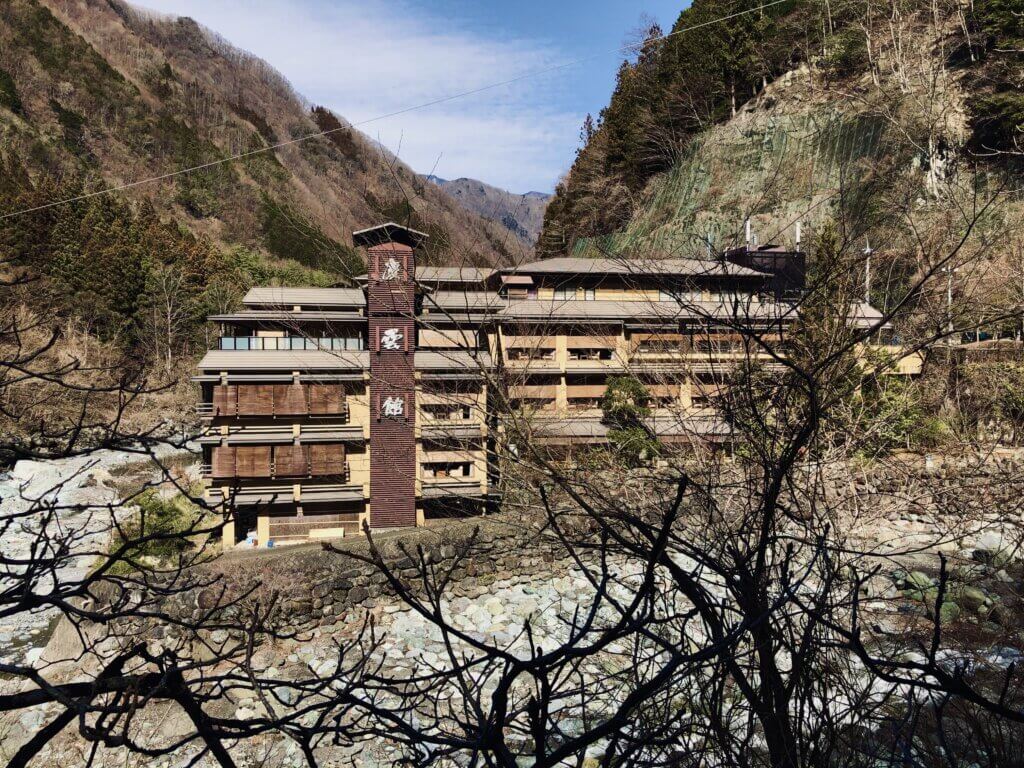 2020年に撮影された、山梨県早川町にある温泉ホテル「西山温泉 慶雲館」の外観写真。西暦705年に創業した世界最古のホテルです。2011年にギネス世界記録に世界最古のホテルとして公式認定されました。