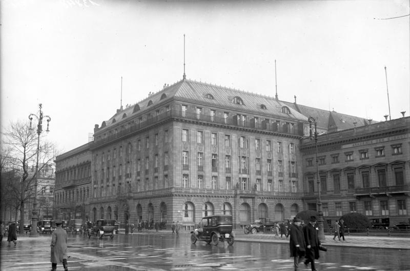 For documentary purposes the German Federal Archive often retained the original image captions, which may be erroneous, biased, obsolete or politically extreme. Luis Adlon, der Besitzer des berühmten Hotels "Adlon" in Berlin, hat jetzt die Leitung seines Unternehmens selbst übernommen !